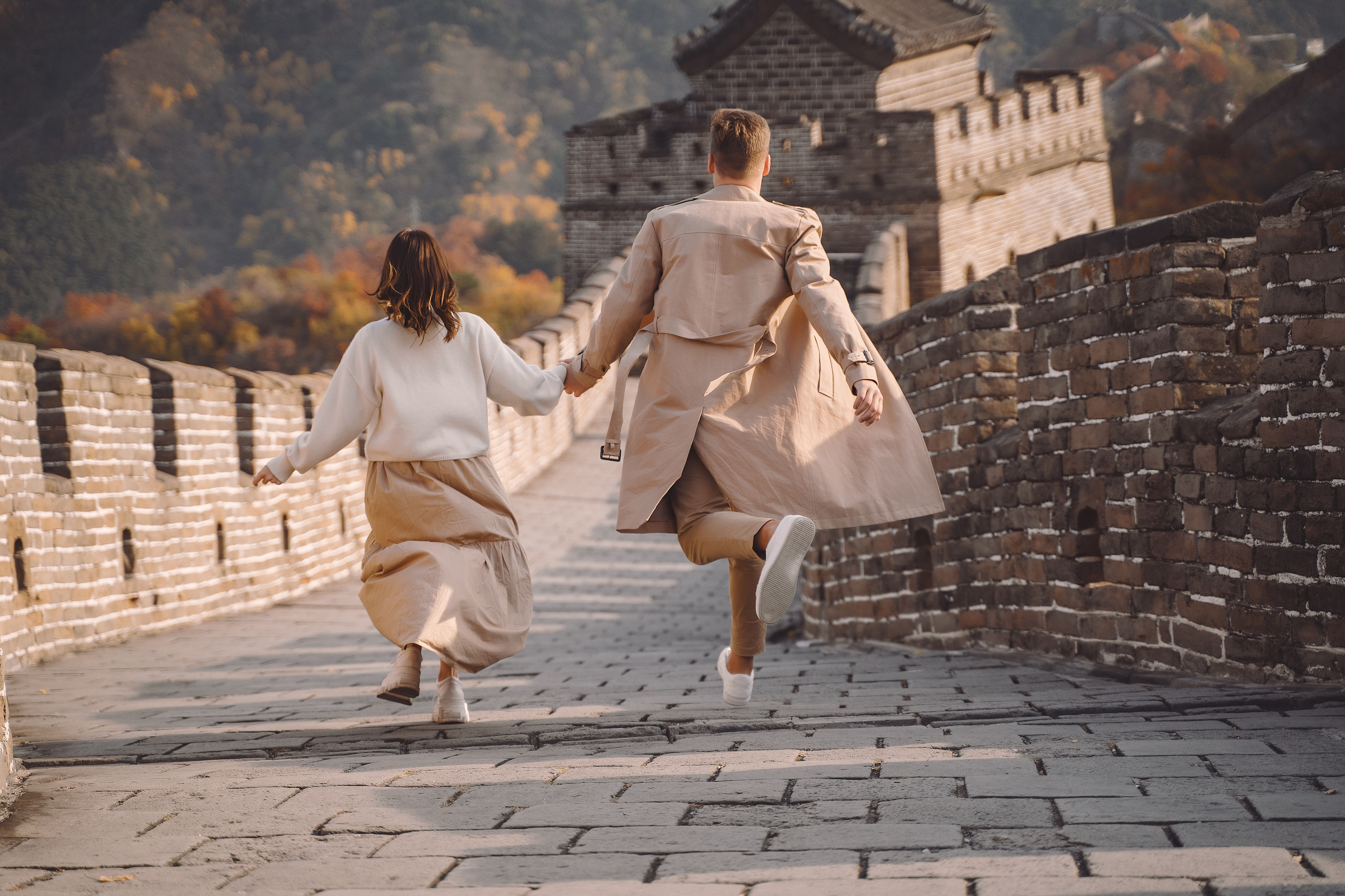 一對情侶喺長城上奔跑