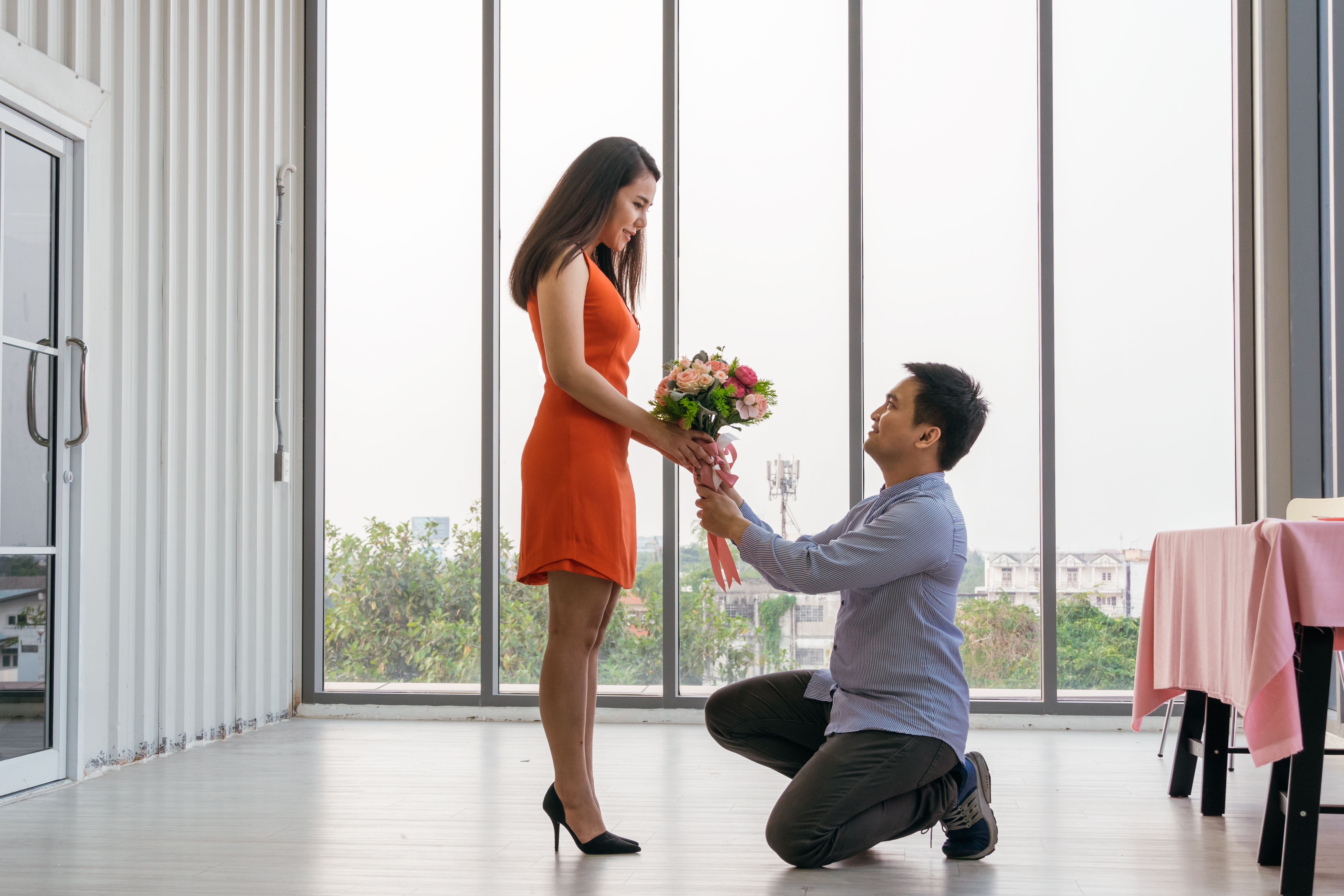 A young man proposing a woman 