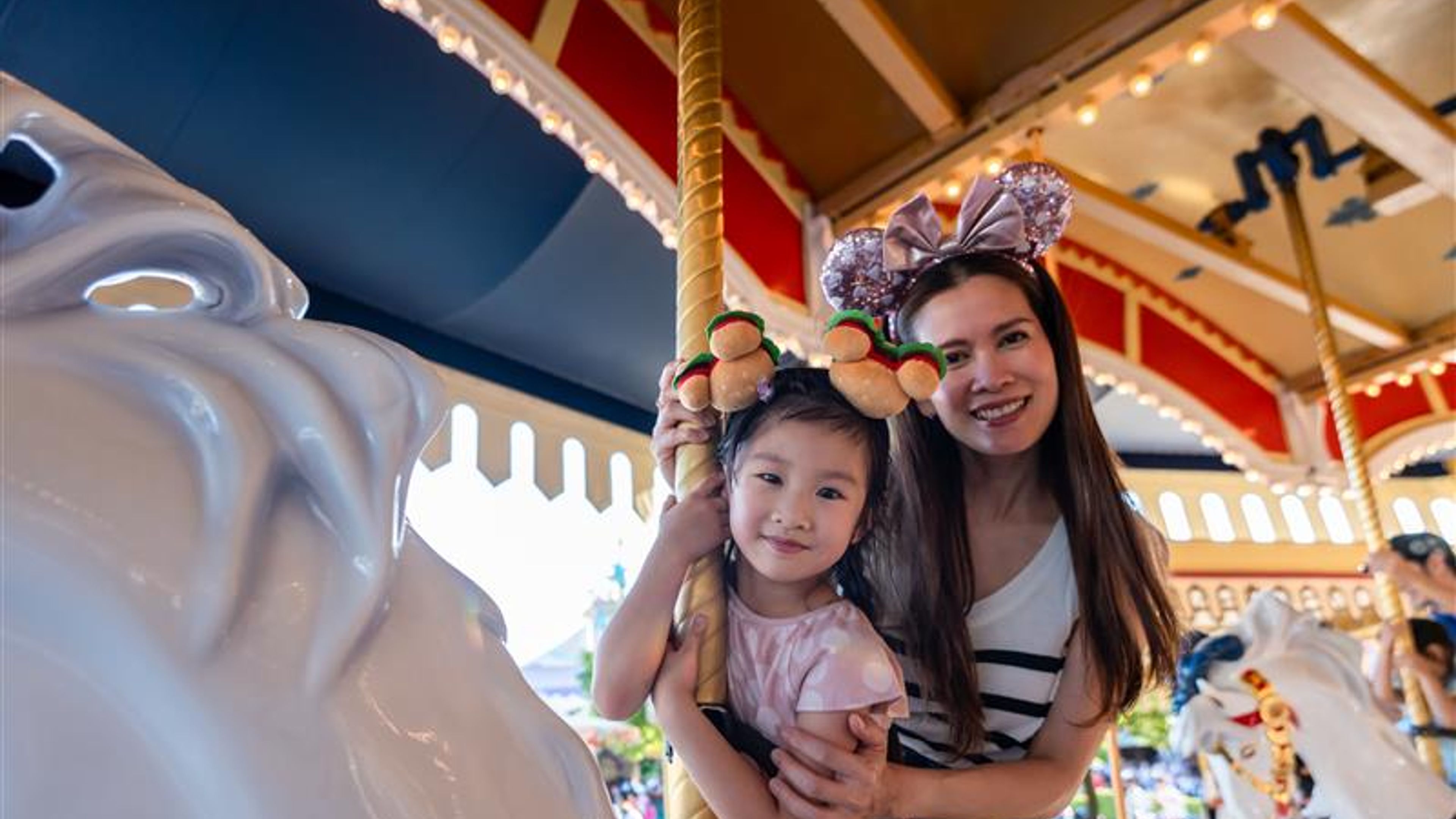 A mom and her daughter in a theme park
