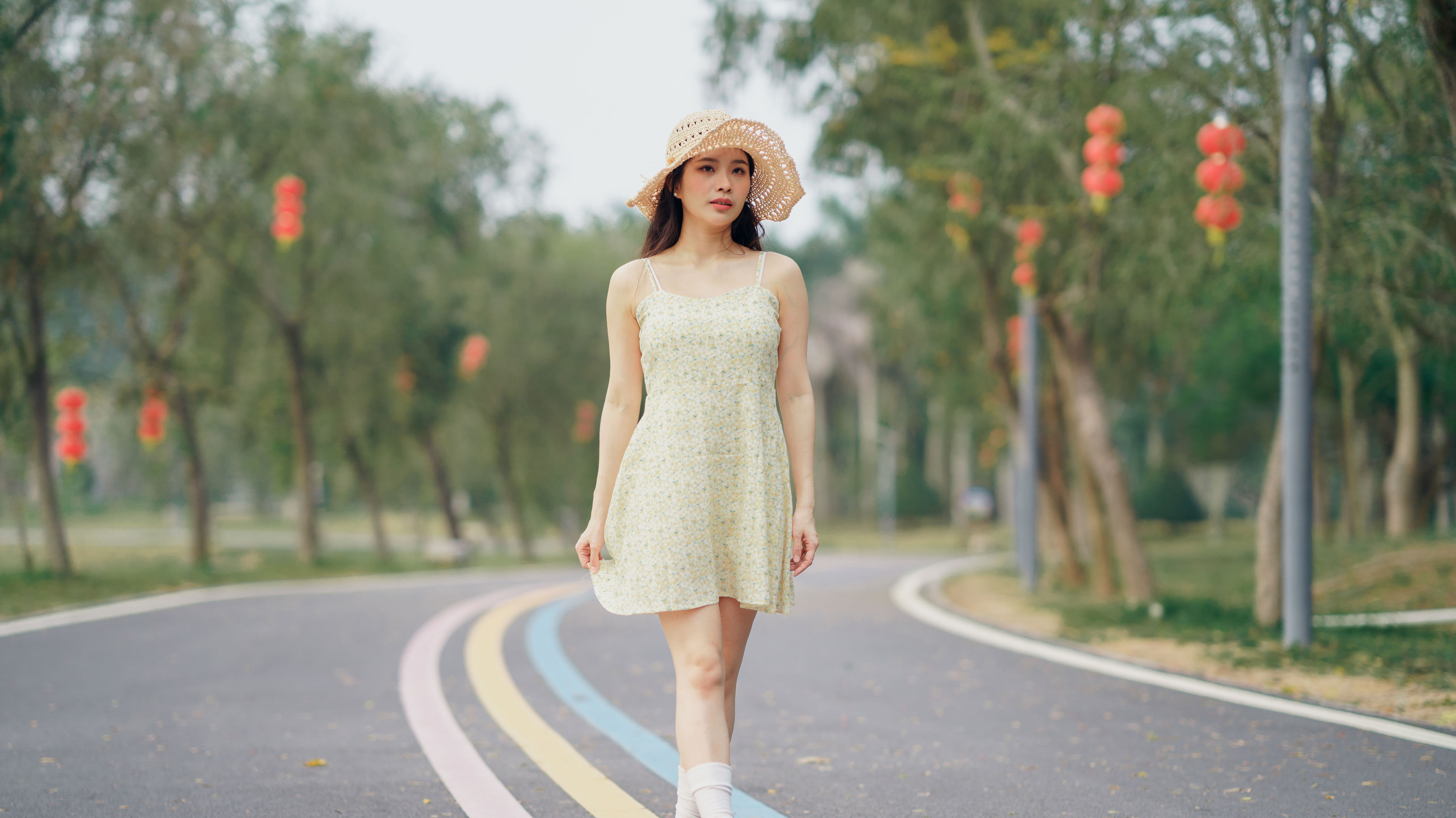 係一個完美嘅時刻，她的碎花衫裙同帽散發住經典嘅優雅。 