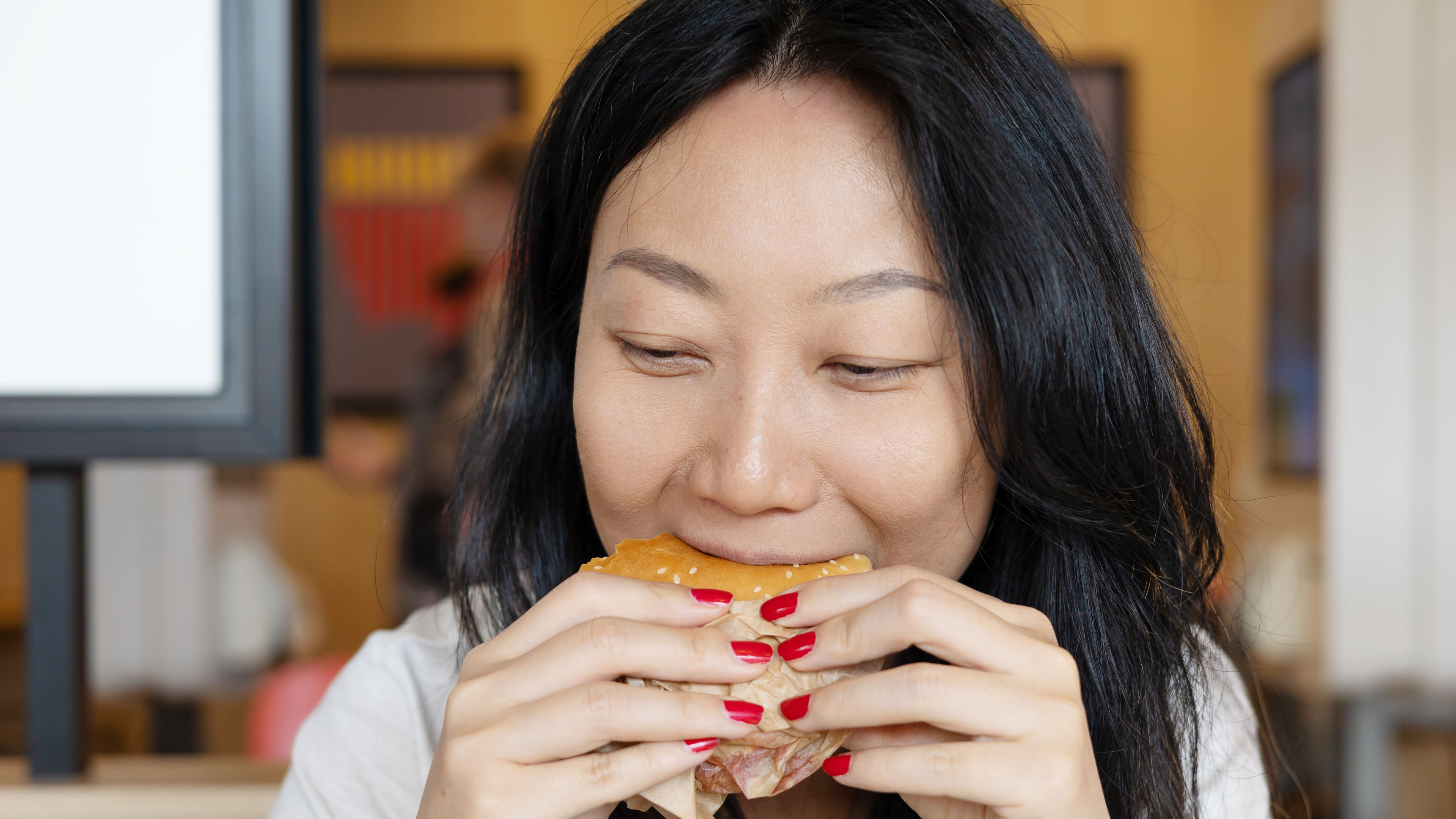 一個女人喺食漢堡