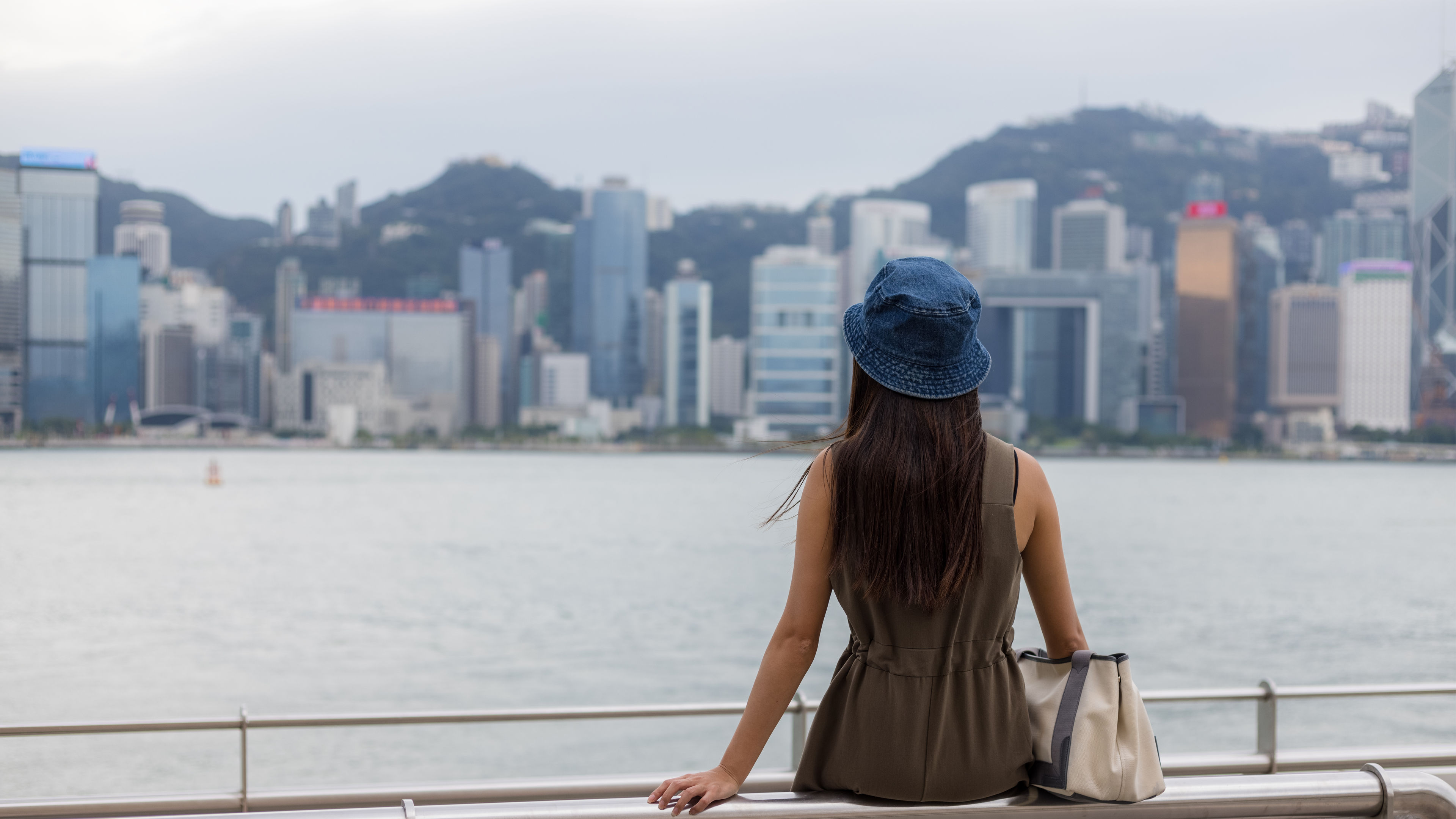 女子俯瞰香港維多利亞港 
