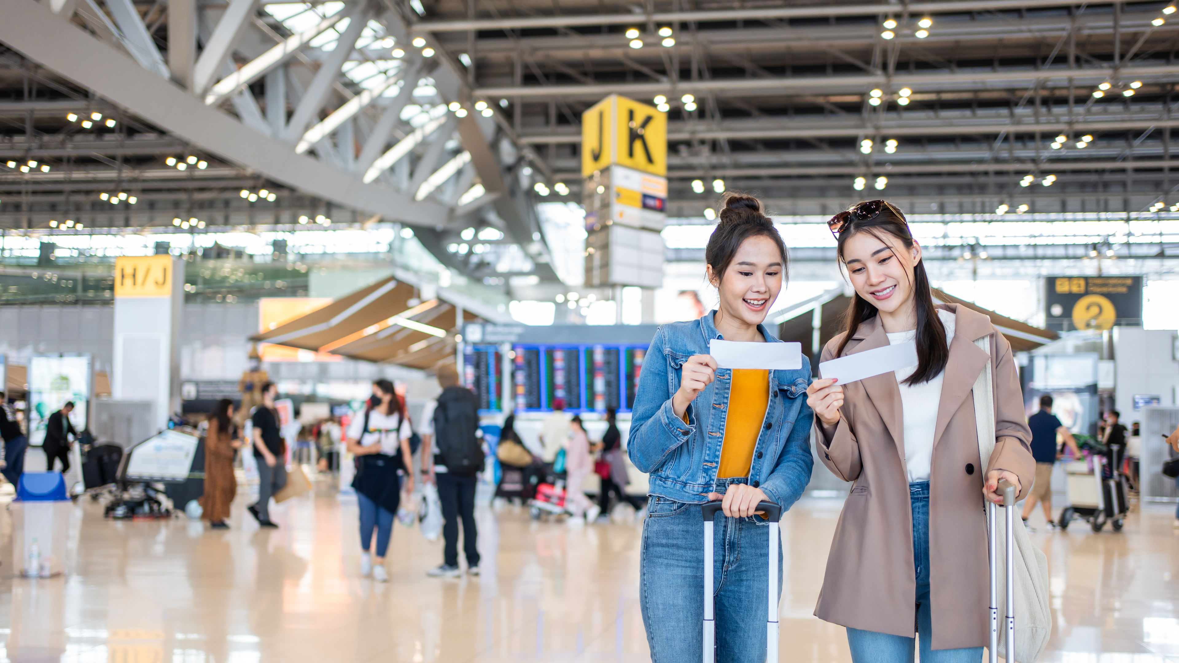 亞裔女乘客走進機場客運大樓到登機閘口