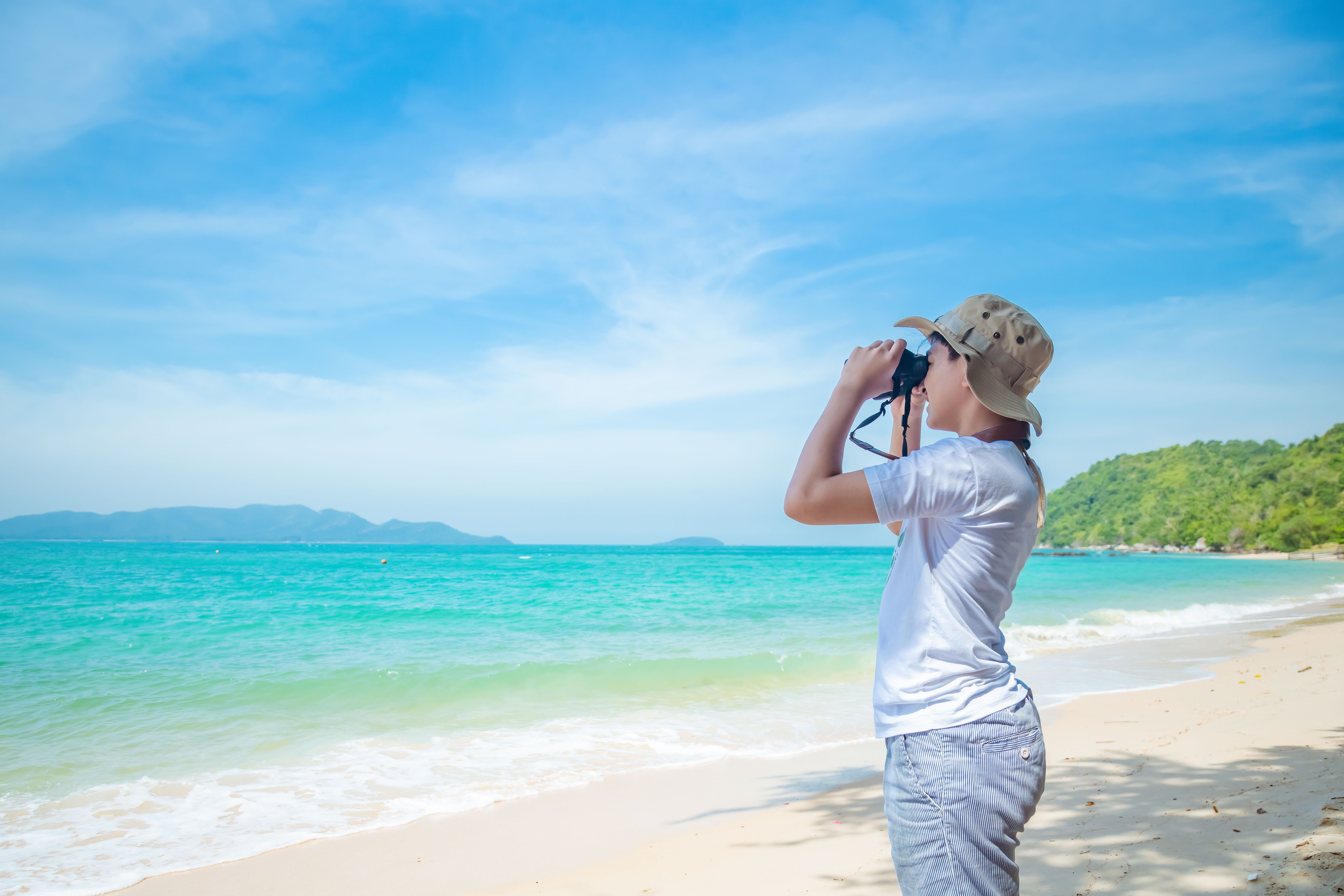 Image of a child with binoculars 
