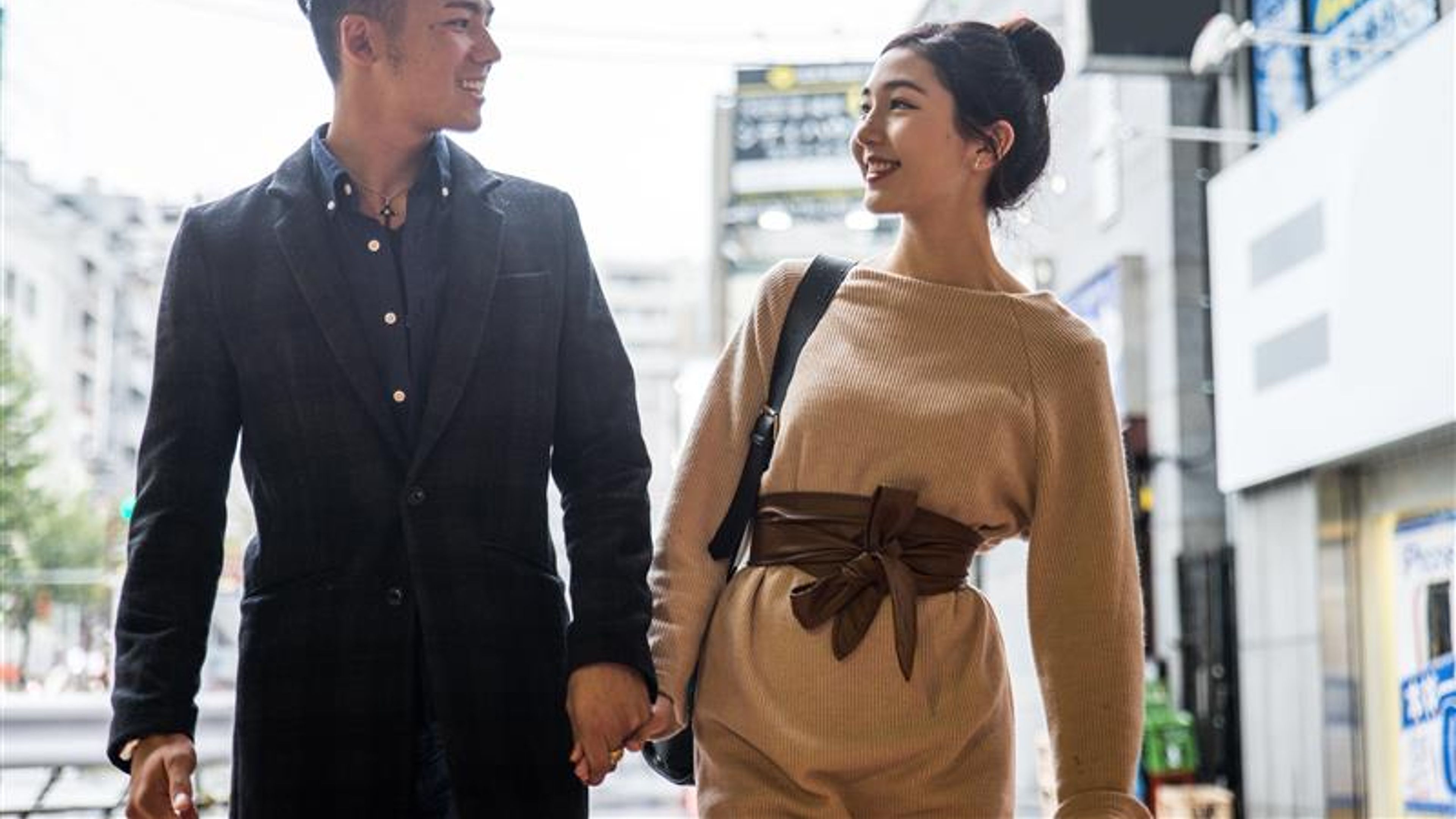 開心嘅日本情侶喺東京戶外約會