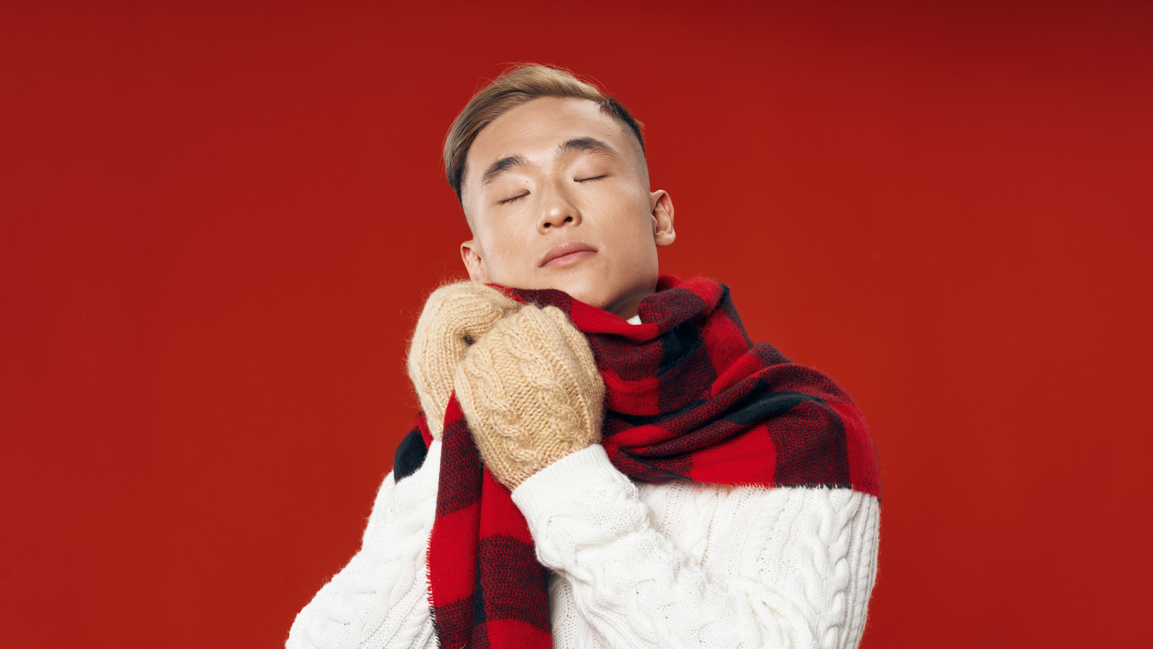 戴頸巾嘅男人嘅圖 