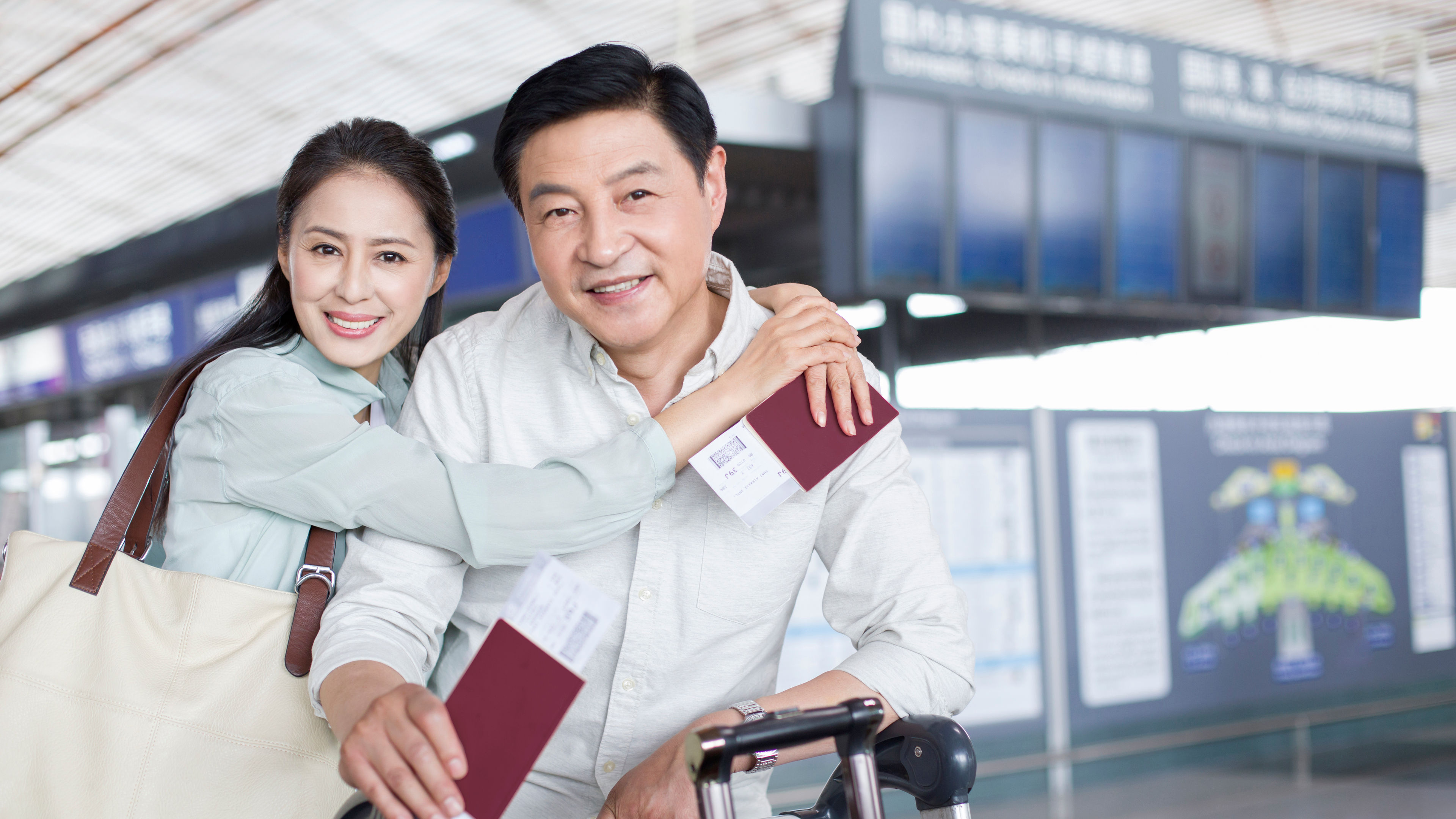 A mature couple stay calmly at the airport, sharing quiet moments before their journey. 