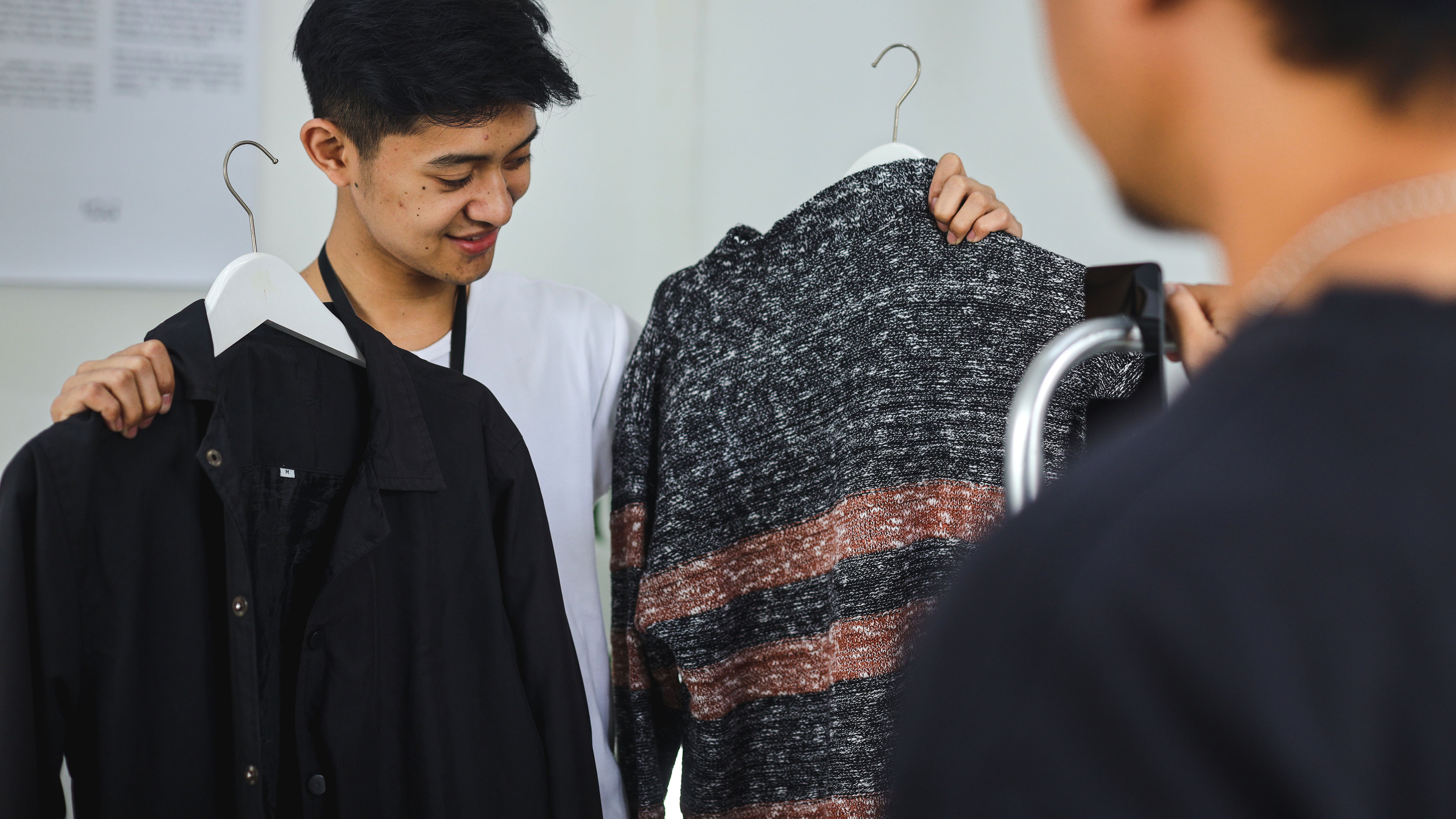 Image of an assistant helping customer 
