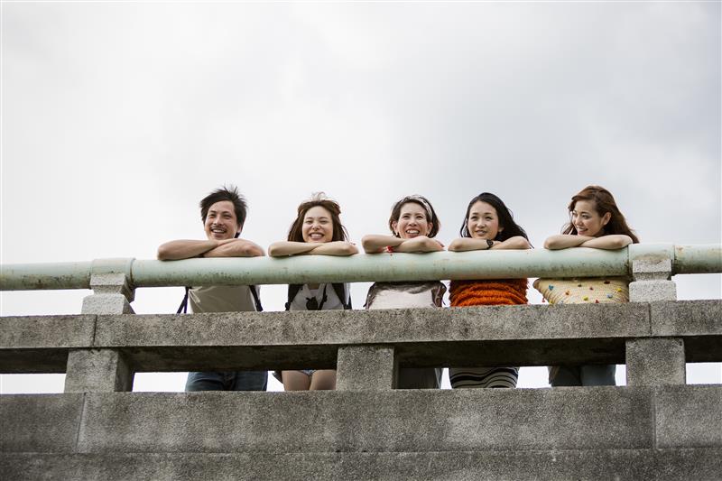 Some friends leaning on a parapet