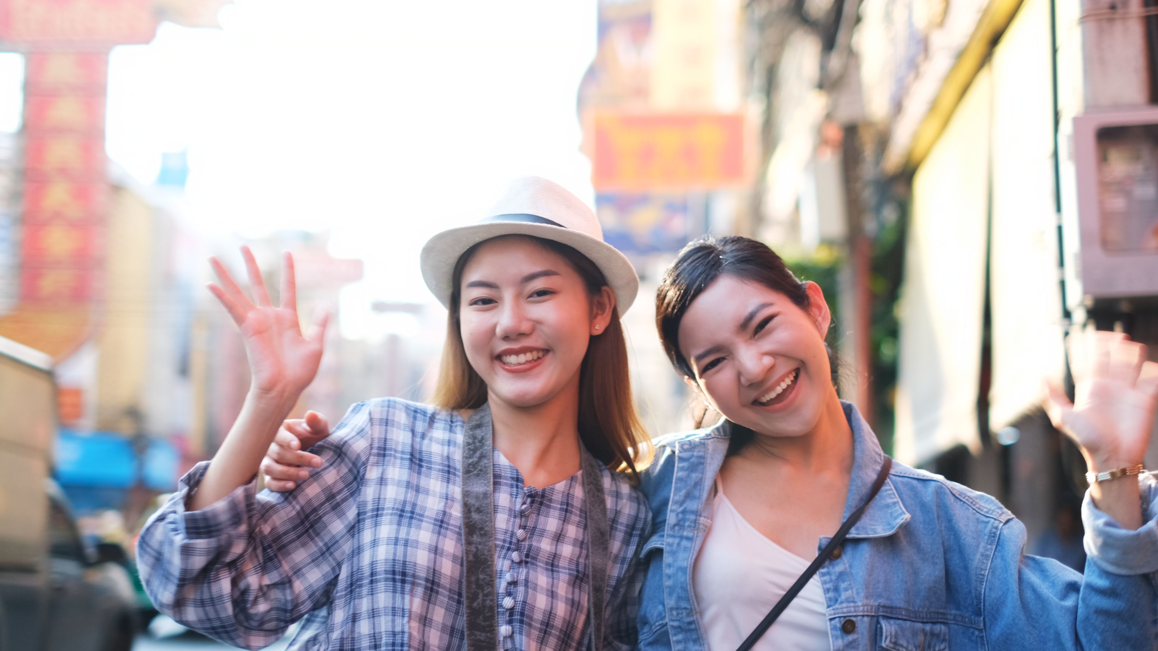 兩位開朗嘅女士享受住充滿活力嘅街景，散發住歡樂同旅行嘅氛圍。 