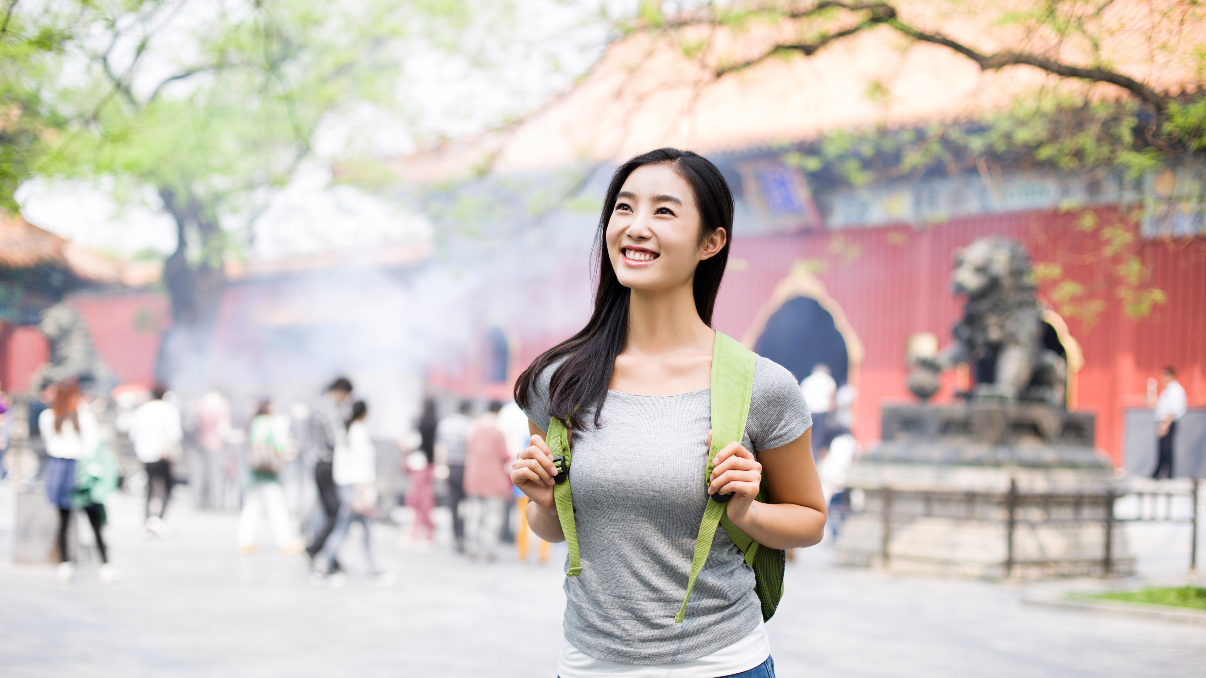 喺雍咊宮旅行嘅年輕女子 

