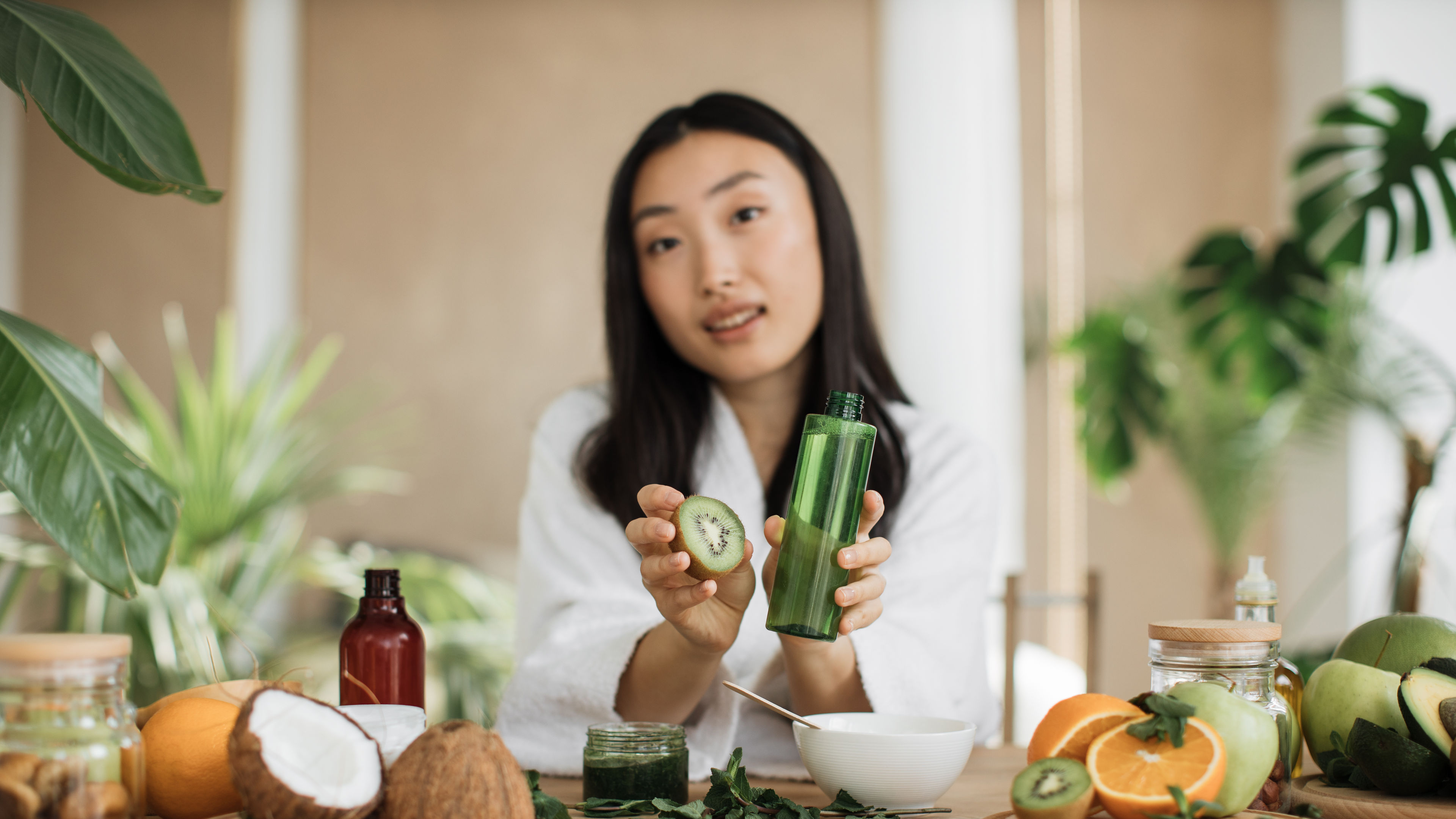 拿住生果準備護膚品嘅女人