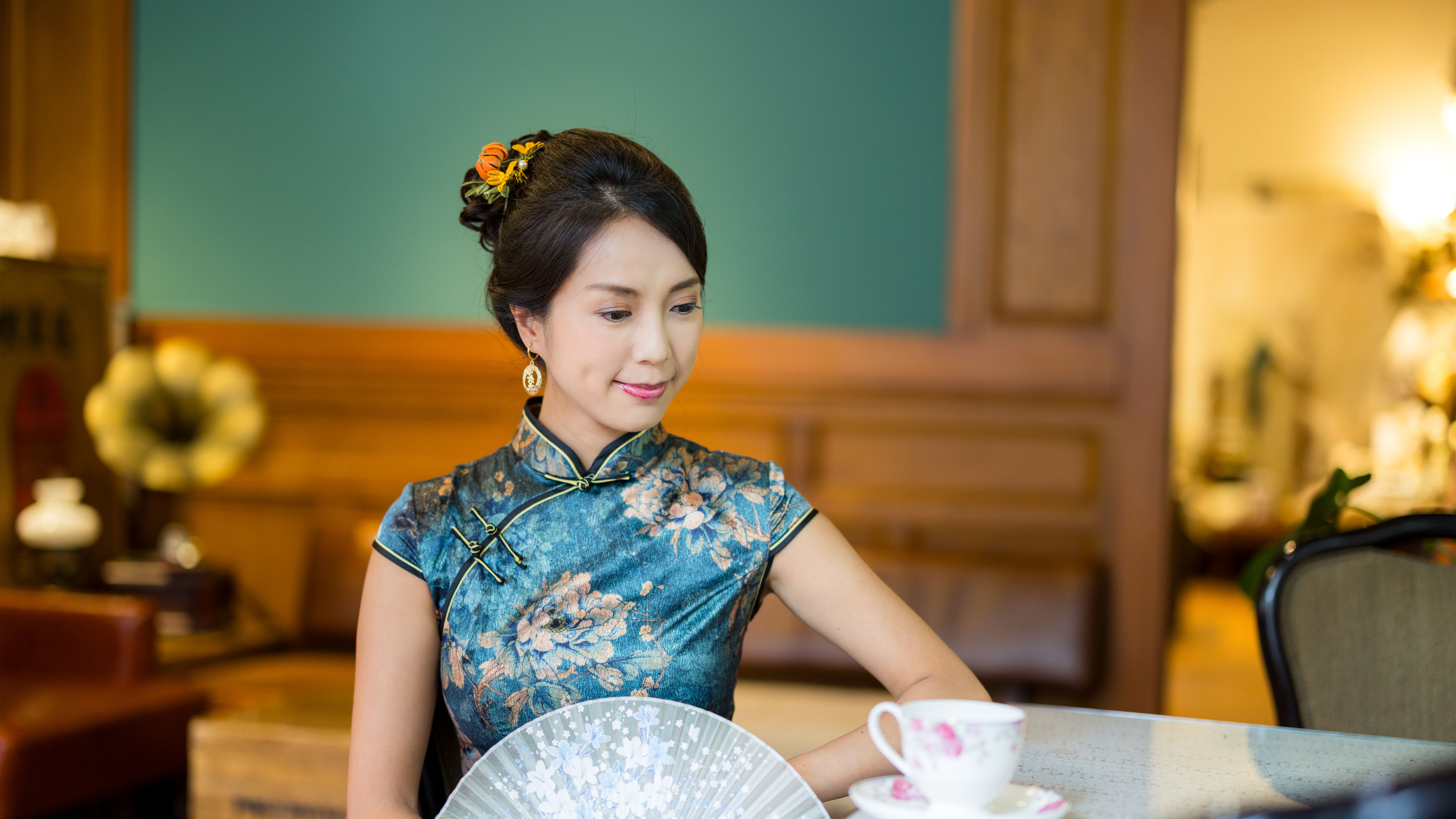 Women wear chinese costume at vintage coffee shop 