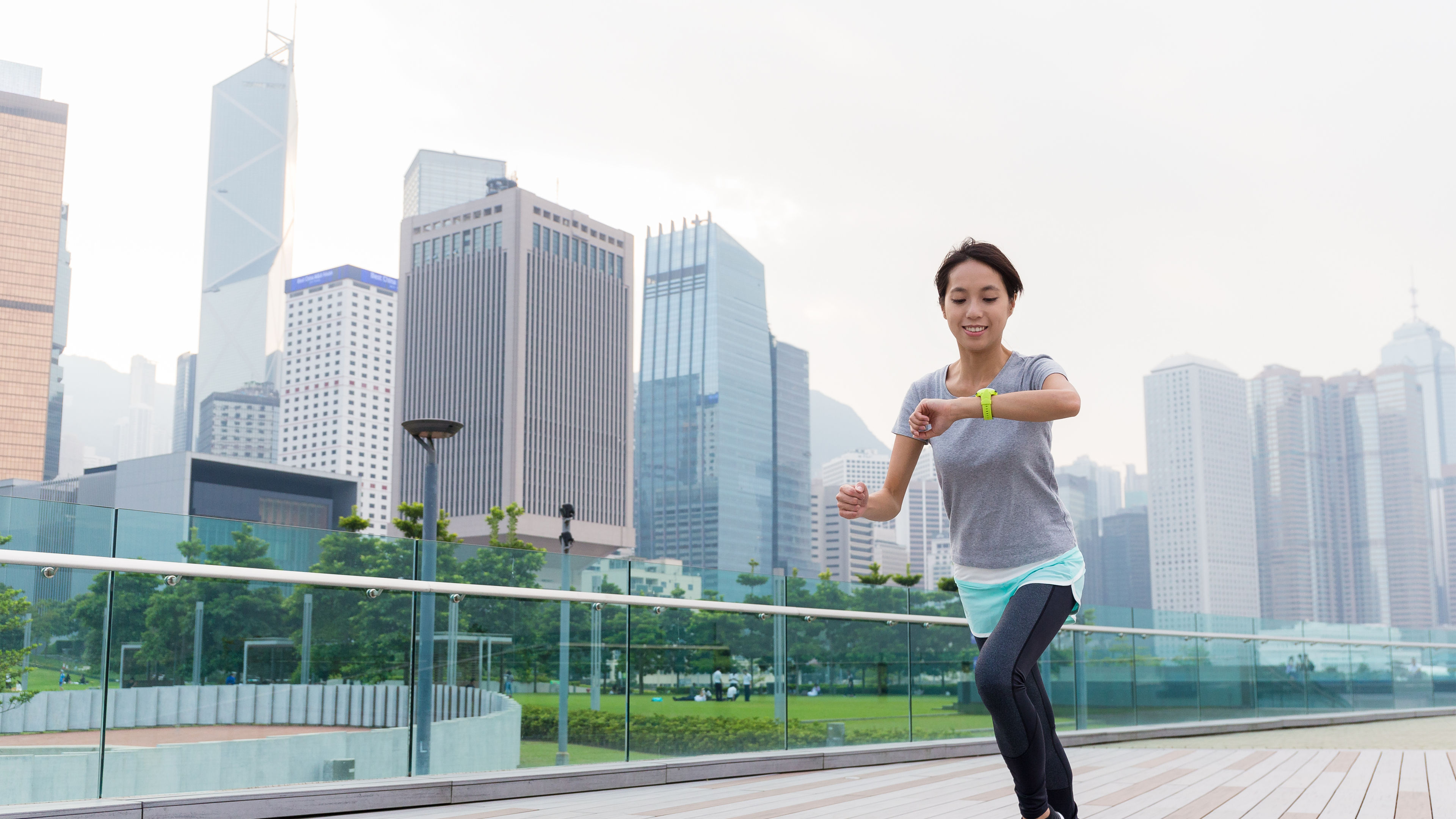 睇錶同慢跑褲嘅女人