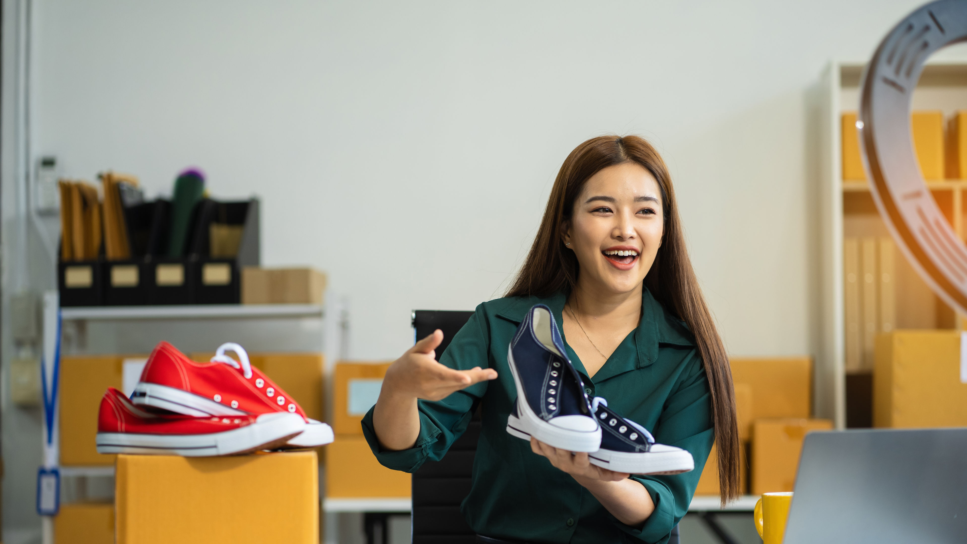 展示波鞋嘅女人