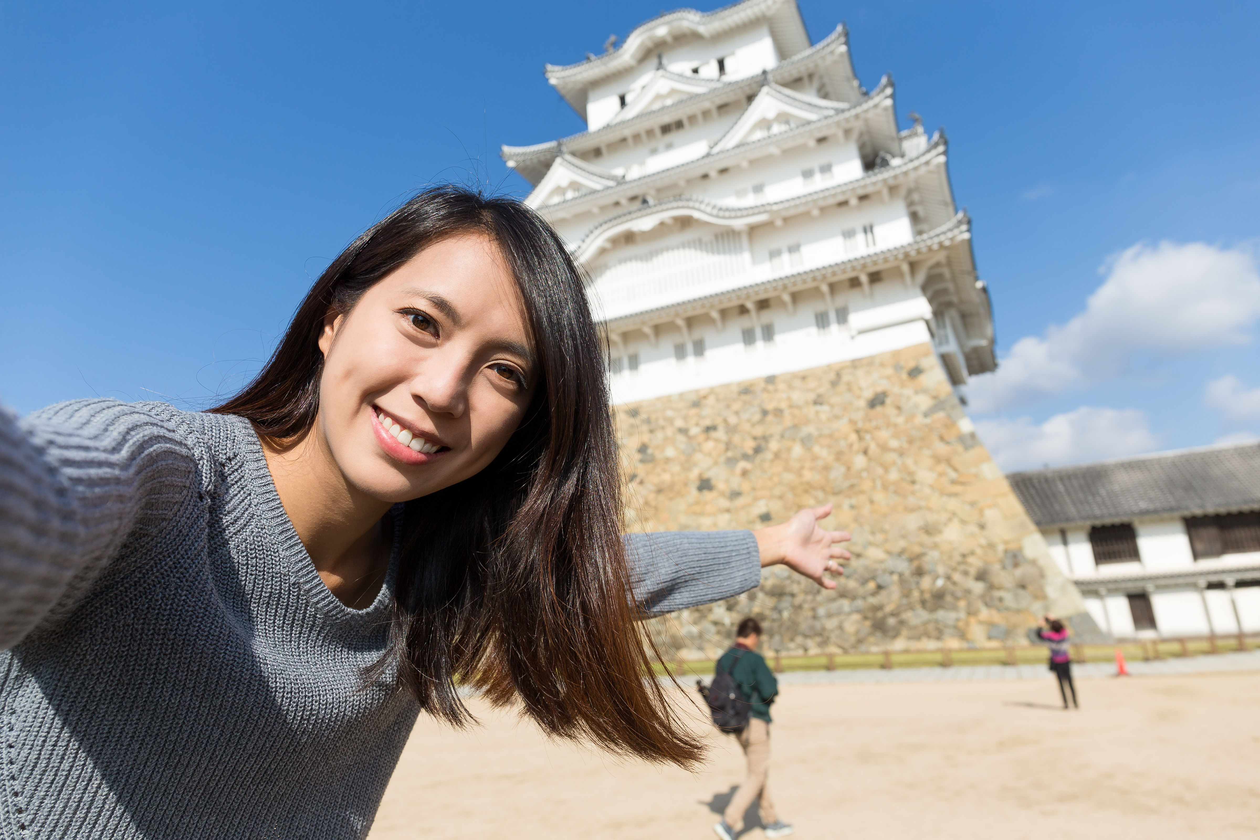 年輕女子與姬路城合影。