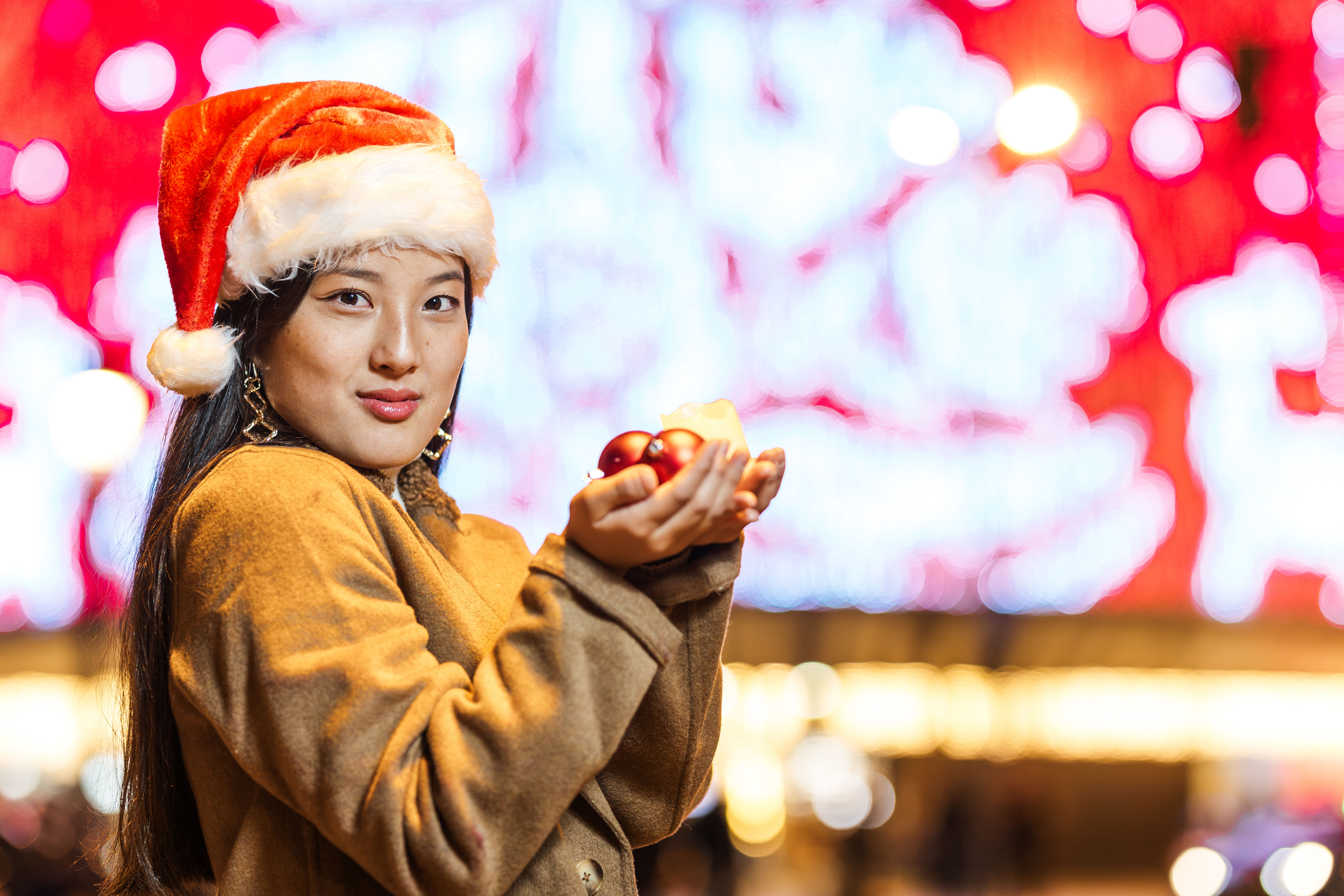 戴聖誕帽嘅年輕女子形象 